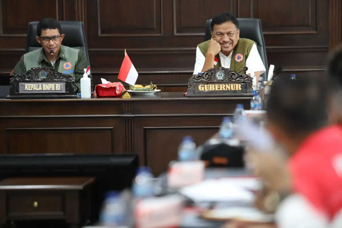 Kepala BNPB Letjen TNI Suharyanto (kiri) didampingi Gubernur Sulut Olly Dondokambey saat memberikan arahan terkait penanganan darurat bencana banjir dan longsor di Kantor Gubernur Sulut, Kota Manado, Sulut, Sabtu (28/1/2023).