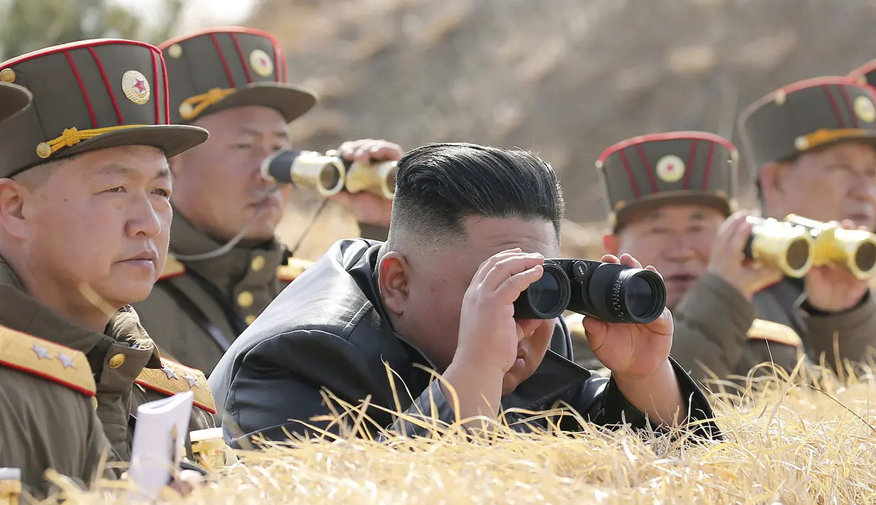 Pemimpin Korea Utara Kim Jong-un mengawasi kompetisi penembakan artileri di Korea Utara, Jumat (20/3/2020). Korea Utara menembakkan dua rudal balistik jarak pendek ketika dunia menghadapi pandemi virus corona COVID-19. (Korean Central News Agency/Korea News Service via AP)