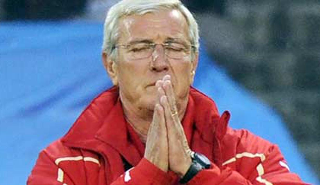 Ekspresi kekecewaan pelatih Italia Marcello Lippi di laga penyisihan Grup F PD 2010 lawan Slovakia di Ellis Park Stadium, Johannesburg, 24 Juni 2010. Italia kalah 2-3 dan tersingkir. AFP PHOTO / GIANLUIGI GUERCIA