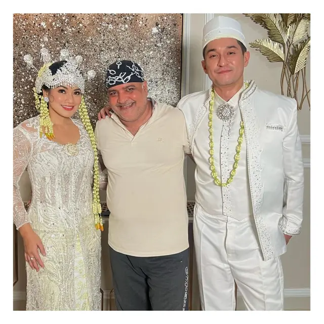Potret Titi Kamal dan Miller Khan kenakan baju pengantin (Sumber: Instagram/@titi_kamall)