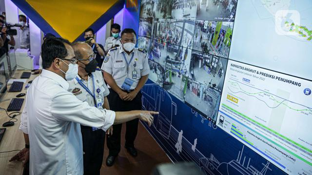Menhub Budi Karya Sumadi Tinjau Command Center Mudik 2022