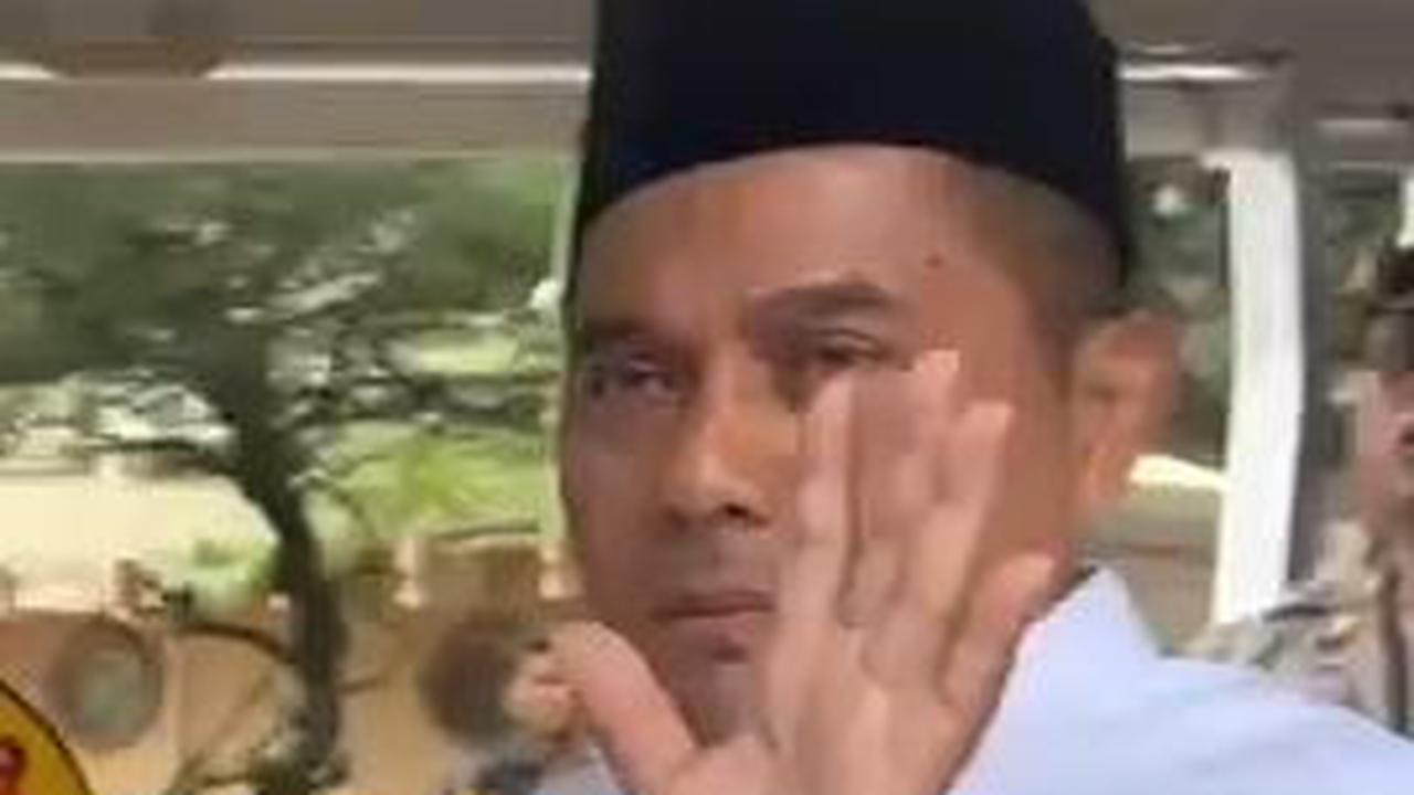 Dicecar Perkembangan Kasus Firli Bahuri, Irjen Karyoto Acungkan Jempol & Tinggalkan Wartawan