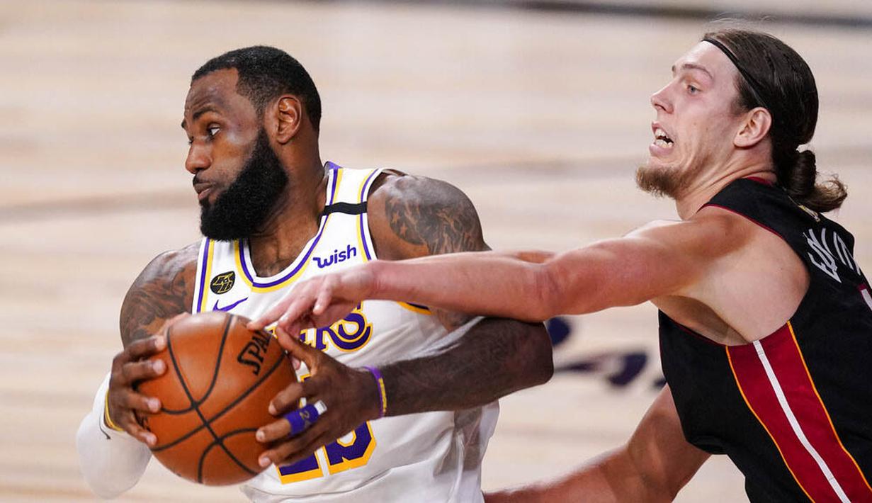 Pebasket Miami Heat, Kelly Olynyk, berebut bola dengan pebasket Los Angeles Lakers, LeBron James, pada laga Gim ketiga Final NBA, Senin (5/10/2020). Miami Heat menang dengan skor 115-104. (AP Photo/Mark J. Terrill)