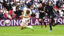 Pemain Inggris Harry Kane mencetak gol ke gawang Jerman pada pertandingan babak 16 besar Euro 2020 di Stadion Wembley, London, Inggris, Selasa (29/6/2021). Inggris menang 2-0. (Andy Rain, Pool via AP)