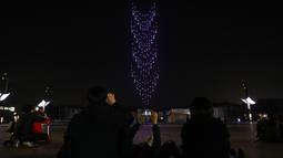 Foto yang diabadikan pada 13 November 2020 ini memperlihatkan pertunjukan cahaya di Taman Olimpiade di Seoul, Korea Selatan. Sebuah pertunjukan cahaya yang menampilkan 315 drone digelar di Seoul pada Jumat (13/11). (Xinhua/Kementerian Agraria, Infrastruktur, dan Transportasi Korea Selatan)