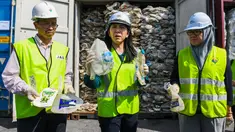 Menteri Energi, Ilmu Pengetahuan, Teknologi, Lingkungan dan Perubahan Iklim (MESTECC) Yeo Bee Yin (tengah) menunjukkan contoh limbah plastik dari Australia yang akan dikembalikan ke negara asal di Port Klang, sebelah barat Kuala Lumpur, Malaysia, Selasa (28/5/2019). (Mohd RASFAN/AFP)RASFAN/AFP)