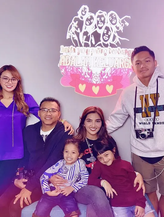 Anang bersama anak-anak dan istrinya juga mengikuti imbauan pemerintah melakukan social distancing. Selama ini mereka juga berada di rumah dan melakukan berbagai kegiatan yang pastinya juga mengusir kebosanan. (Instagram/ashanty_ash)