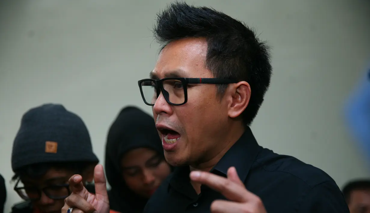 Beberapa selebriti hadir memberikan penghormatan terakhir pada seniman dan politisi Sys Ns. Salah satu yang hadir adalah Eko Patrio. Saat berbincang di kediaman rumah duka, ayah tiga orang anak itu mengungkapkan duka mendalam. (Nurwahyunan/Bintang.com)