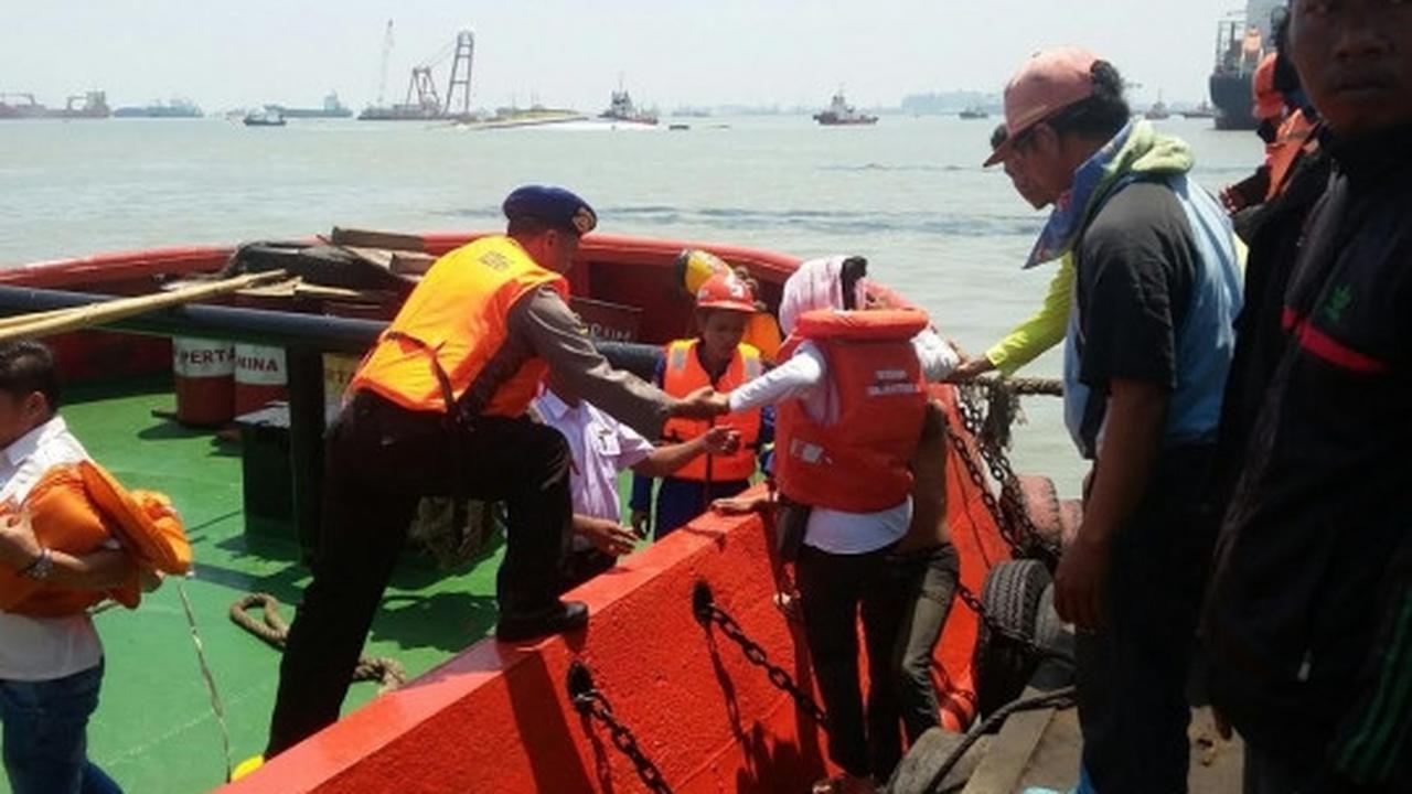 Momen dramatis evakuasi ratusan korban kapal tenggelam di Surabaya