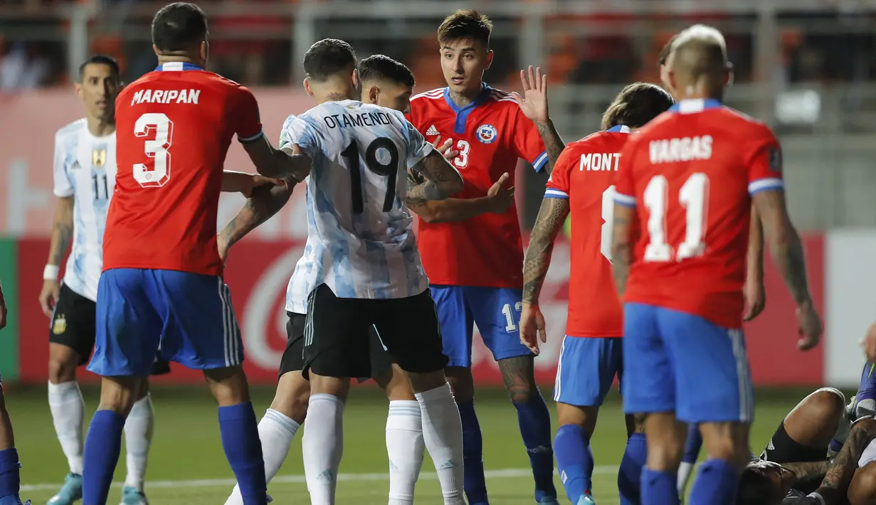 Di pertengahan babak kedua pertandingan berjalan panas. Silih berganti terjadi pelanggaran yang cukup keras dilakukan kedua tim. (AFP/Pool/Javier Torres)