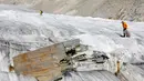 Bagian pesawat tempur Perang Dunia II milik AS saat ditemukan di Gauli Glacier, di Bernese Alps, Swiss (17/9). Pesawat Perang Dunia II C-53 Skytrooper Dakota tersebut jatuh tahun 1946. (Peter Klaunzer/Keystone via AP)