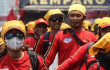 FOTO: Tuntut Cabut UU Cipta Kerja, Massa GEBRAK Geruduk Gedung MK dan Ancam Mogok Kerja