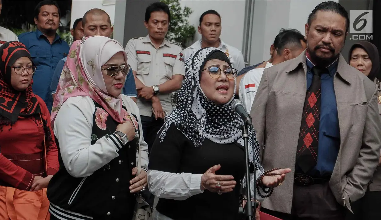 Ratu Dangdut Elvy Sukaesih ditemani anaknya Fitria Sukaesih memberikan keterangan kepada awak media usai menjalani pemeriksaan di Direktorat Reserse Narkoba (Ditresnarkoba) Polda Metro Jaya, Jakarta, Senin (26/2). (Liputan6.com/Faizal Fanani)