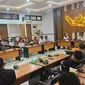 Tenaga kontrak sopir di lingkungan pemerintah Kabupaten Klungkung mendatangi gedung DPRD Klungkung Jumat (29/03/2024). Para sopir yang berjumlah 96 orang tersebut meminta untuk didaftarkan dalam proses penerimaan Pegawai Pemerintah dengan Perjanjian Kerja (PPPK/P3K) 2024.