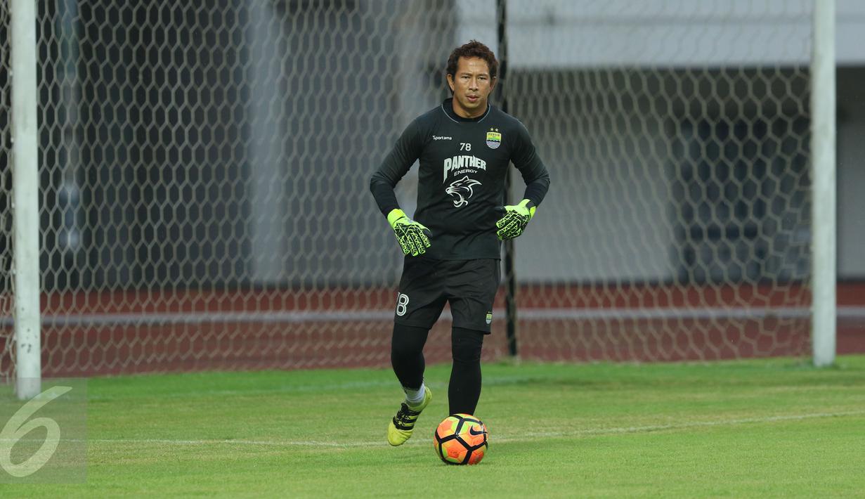 Kiper Persib, I Made Wirawan saat mengikuti latihan resmi laga perebutan tempat ketiga Piala Presiden 2017 melawan Semen Padang di Stadion Pakansari, Kab Bogor, Jumat (10/3). (Liputan6.com/Helmi Fithriansyah)