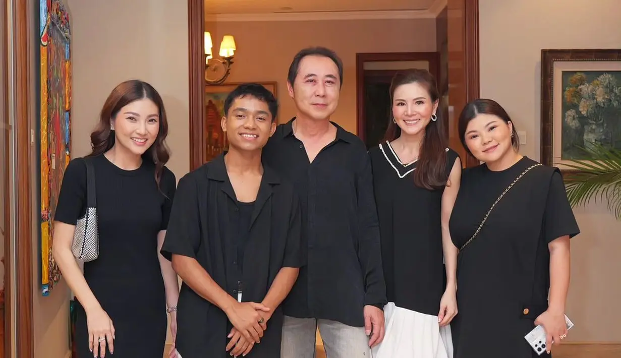 Terutama melihat Sarwendah dibalut outfit berwarna hitam. Ya, warna hitam memang tak pernah salah. [Foto: Instagram/sarwendah29]