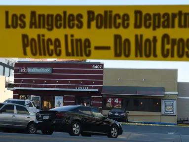 Garis polisi terpasang di luar sebuah restoran cepat saji, di Hollywood, California setelah aksi penyerangan dengan pisau, Selasa (31/1). Dua orang kritis dan satu lainnya luka ringan, sementara tersangka penusukan tewas ditembak mati. (Robyn Beck/AFP)