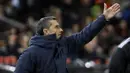 Pelatih Barcelona, Ernesto Valverde, saat pertandingan melawan Valencia pada laga leg kedua semifinal Copa del Rey di Stadion Mestalla, Kamis (8/2/2018). Barcelona menang 2-0 atas Valencia. (AP/Alberto Saiz)