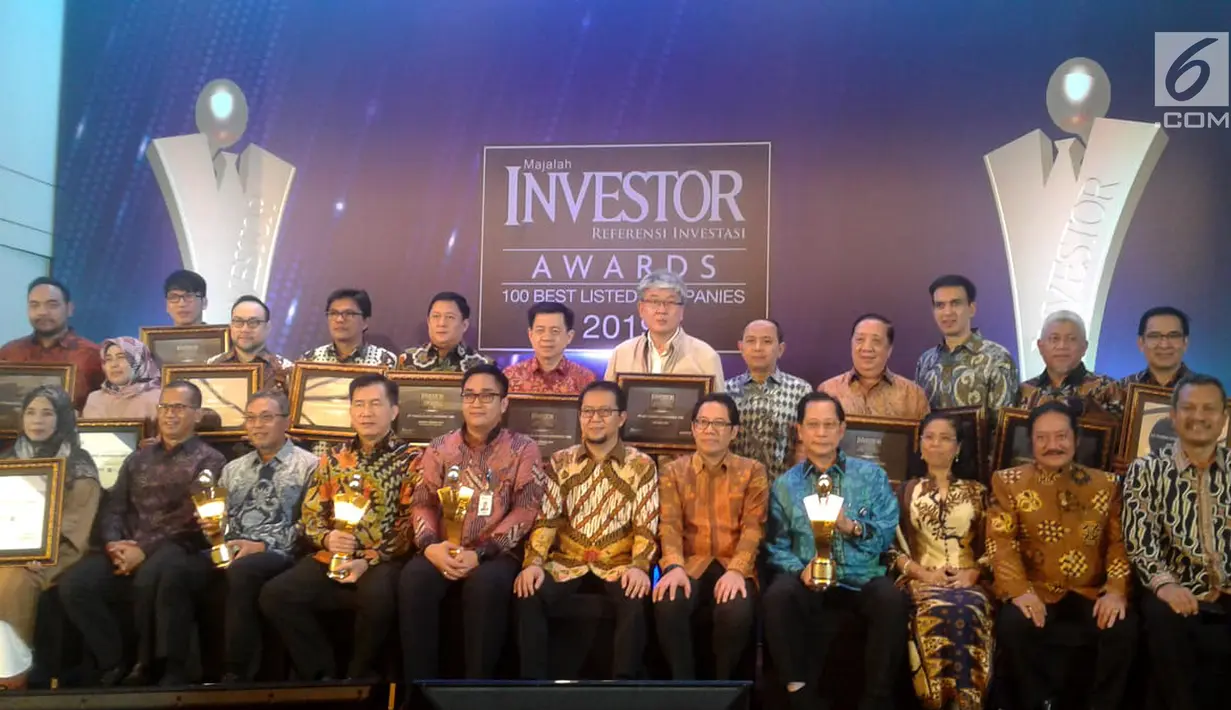 Para penerima penghargaan foto bersama dalam Investor Awards 2019 di Jakarta, Kamis (16/5). Lima perusahaan publik yang tercatat di Bursa Efek Indonesia (BEI) berhasil meraih Investor Awards 2019 dengan predikat Top Performing Listed Companies 2019 (Liputan6.com/HO/Eko)