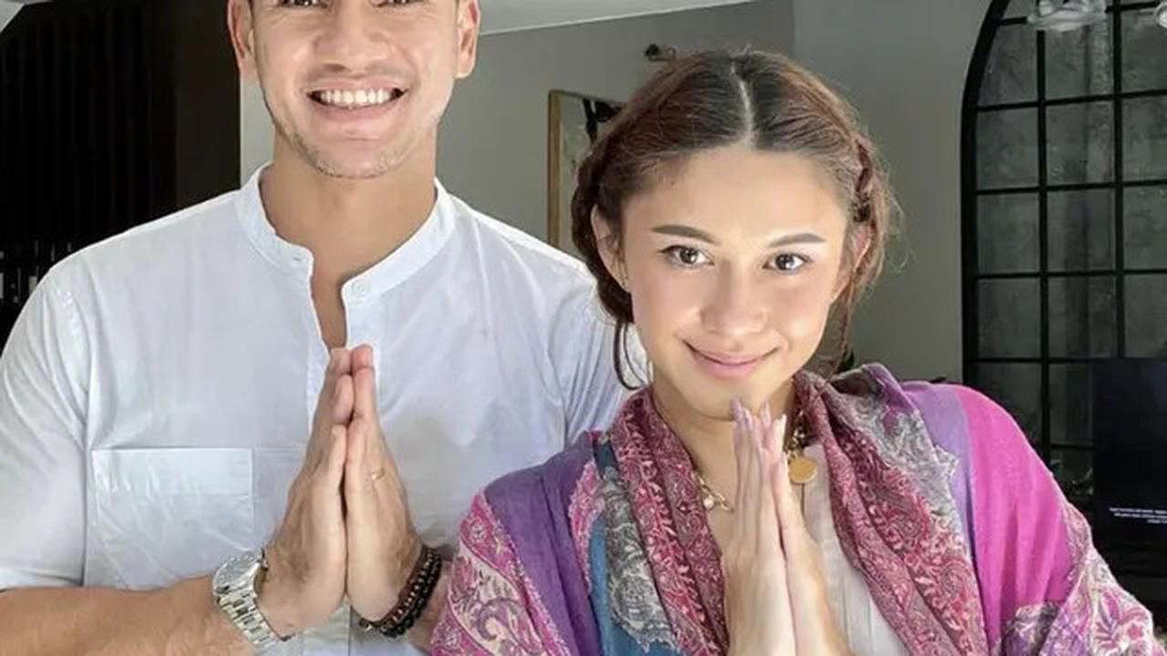 Bahkan dalam gaya modest mereka, Nana Mirdad dan Andrew White tetap terlihat kompak dan serasi.