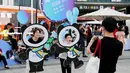 Orang-orang berpose dalam sebuah acara tematik yang diadakan di Pusat Pameran dan Konvensi Nasional (National Exhibition and Convention Center/NECC) di Shanghai, China timur  (6/6/2020). (Xinhua/Fang Zhe)