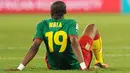 Bek Kamerun dan Marseille Stephane Mbia duduk di lapangan seusai kekalahan 1-2 dari Denmark di laga penyisihan Grup E PD 2010 di Loftus Versfeld Stadium, Pretoria, 19 Juni 2010. AFP PHOTO / CHRISTOPHE SIMON