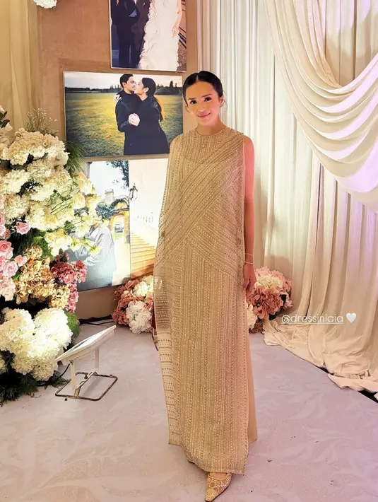 Beby Tsabina tampil dengan long dress sleeveless lace warna coklat dipadukan heels senada. [@bebytsabina]