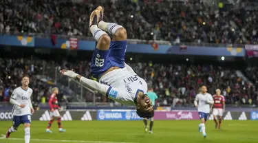 Gelandang Al Hilal, Salem Aldawsari merayakan gol kedua timnya yang dicetak dari titik penalti ke gawang  Flamengo dalam duel babak semifinal Piala Dunia Antarklub 2022 di Ibn Batouta Stadium, Rabu (8/2/2023) dini hari WIB. Tim asal Arab Saudi itu membungkus kemenangan meyakinkan dengan skor 3-2. (AP Photo/Mosa'ab Elshamy)