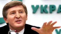 A multi-billionaire and top leader of the Regions Party, Rinat Akhmetov, speaks during his first press conference in Kiev 30 March 2006 since the weekend legislative elections. AFP PHOTO / SERGEI SUPINSKY 