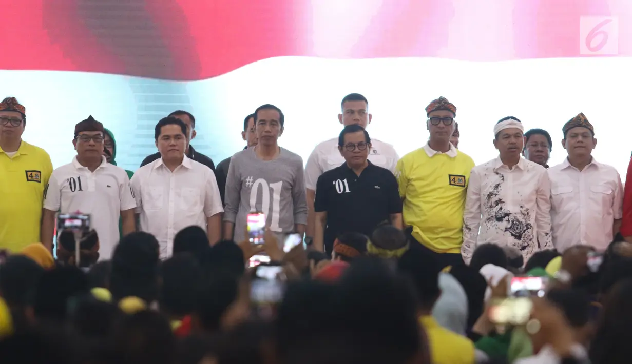 Calon Presiden Nomor Urut 01 Joko Widodo (Jokowi) didampingi Ketua Tim Kampanye Nasional Erick Thohir beserta pimpinan partai koalisi menghadiri silaturahmi dengan calon legislatif partai koalisi di Bandung, Sabtu (10/11). (Liputan6.com/Angga Yuniar)
