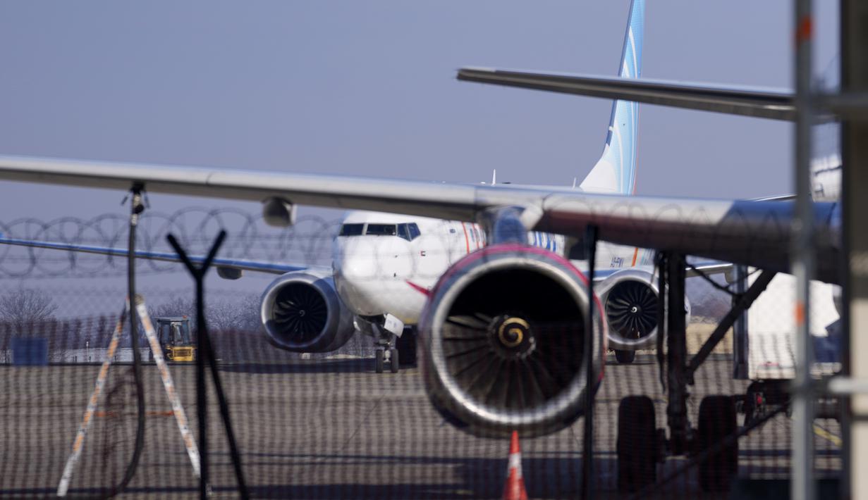 Sebuah pesawat yang diyakini membawa Serbia Novak Djokovic tiba di bandara Nikola Tesla di Beograd, Senin (17/1/2022). Petenis nomor satu dunia Novak Djokovic tiba di ibu kota Serbia setelah dideportasi dari Australia pada hari Minggu terkait status vaksinasinya (AP Photo/Darko Vojinovic)