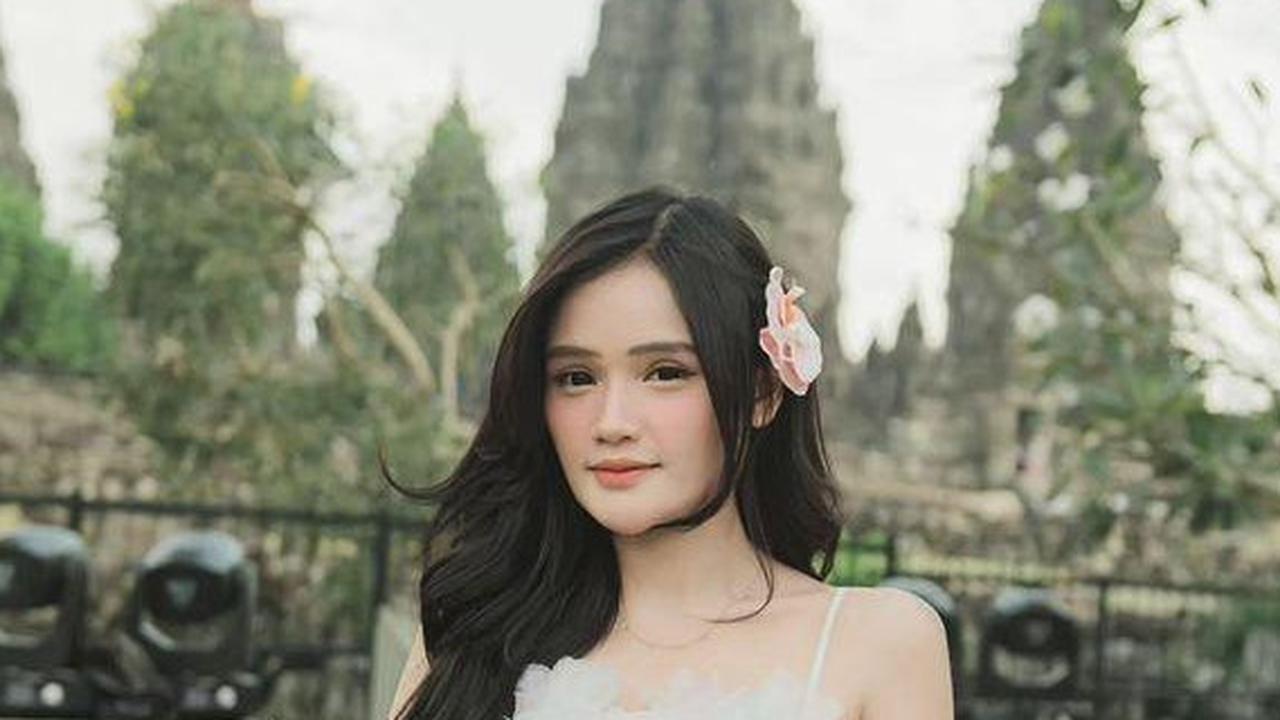 9 Inspirasi Gaya Fanny Soegi Pakai Rok Batik, Anggun dan Fashionable