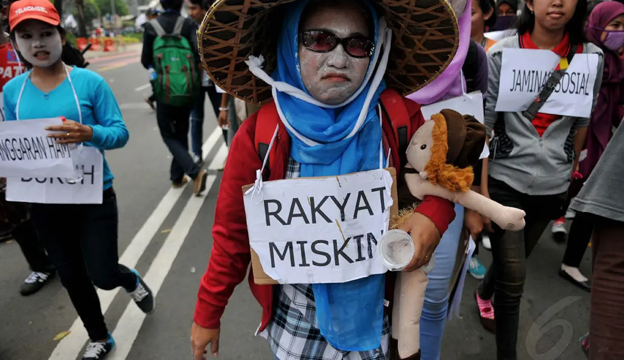 Peserta aksi menampilkan teatrikal yang menggambarkan kemiskinan kehidupan kaum buruh, Kamis (1/5/14). (Liputan6.com/Johan Tallo)