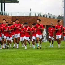 Para pemain Timnas Indonesia melakukan pemanasan dalam sesi latihan di Bali United Training Center, Bali menjelang laga Ronde 3 Kualifikasi Piala Dunia 2026 melawan China pada Selasa sore (23/05/2025). (Bola.com/Alit Binawan)