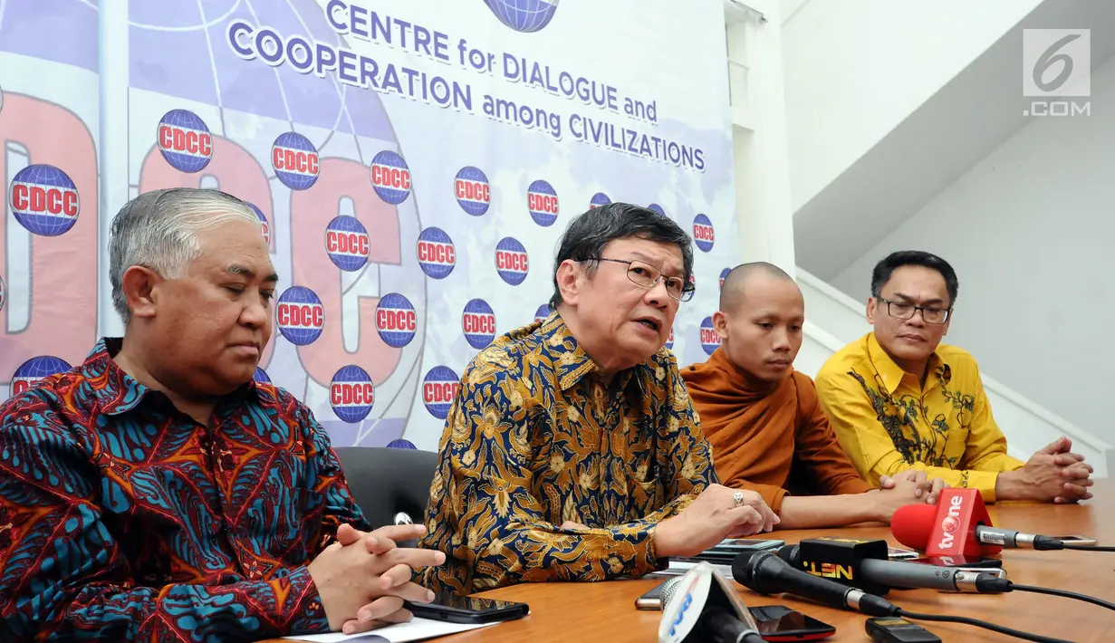 Tokoh umat Buddha, Philip Wijaya (kedua kiri) memberikan keterangan terkait krisis Rohingya di Jakarta, Kamis (7/9). Para tokoh lintas agama ini menilai kekerasan atas etnis Rohingya sebagai pelanggaran HAM berat. (Liputan6.com/Helmi Fithriansyah)