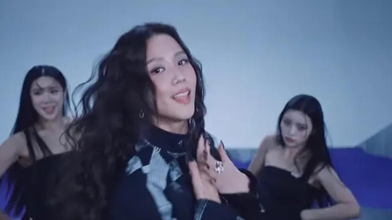 Potret Cantik Jisoo BLACKPINK Tampil Edgy Serba Dior untuk Video Performance 'Earthquake