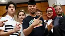 Ahmad Dhani Prasetyo berpose usai menjalani sidang perdana kasus ujaran kebencian di PN Jaksel, Senin (16/4). Dhani dinilai melanggar Pasal 28 ayat 2 juncto Pasal 45A ayat 2 Undang-undang Nomor 19 Tahun 2016 tentang ITE. (Liputan6.com/Immanuel Antonius)