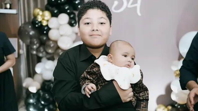 Foto-foto Baby Azura Digendong oleh Kellen Lemos, Disebut Kembar oleh