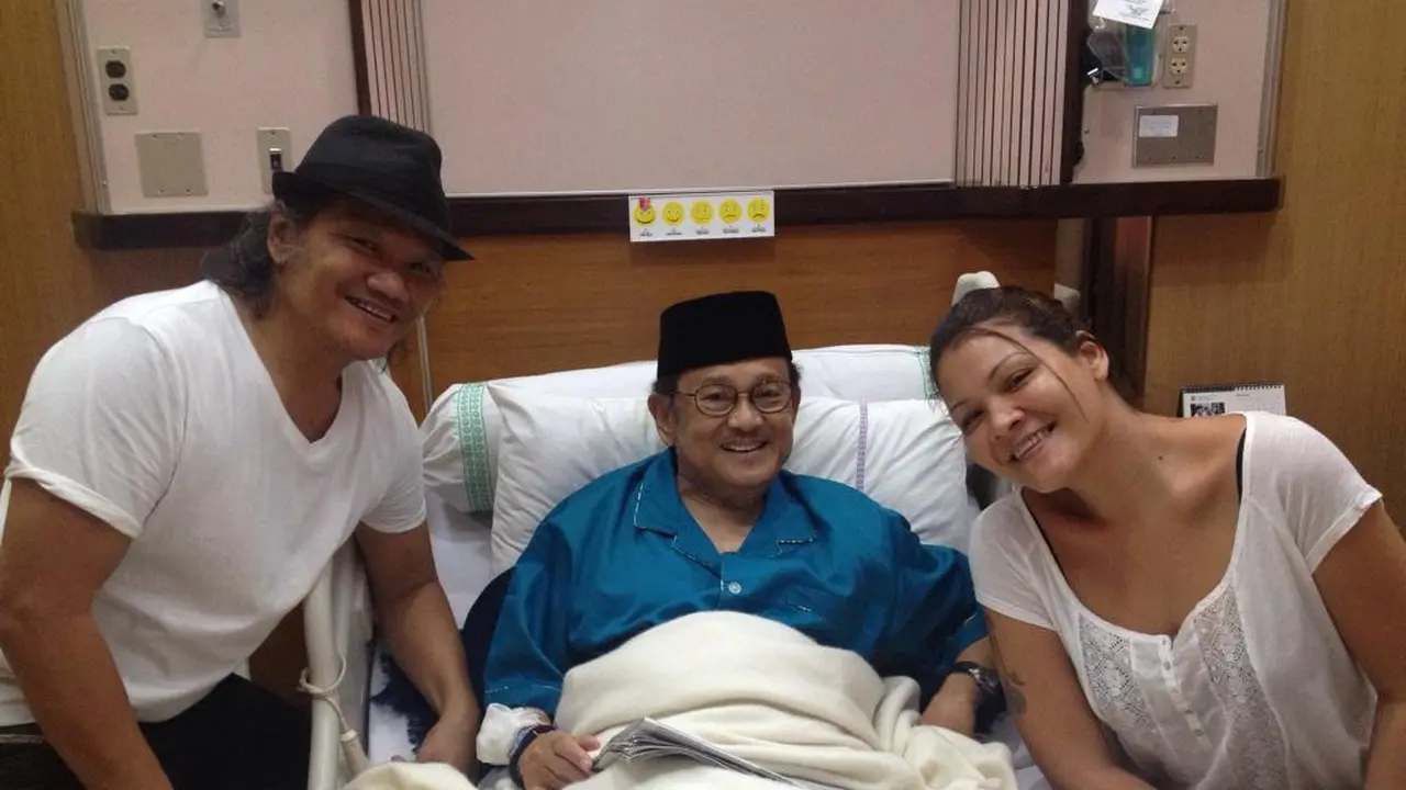 Ini Foto Selfie BJ Habibie Bareng Adri dan Melani Subono di RSPAD