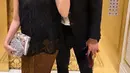 Satu lagi, potret gemas Jessica Mila. Kali ini, ia mirror selfie bersama sang suami dibalut kebaya hitam tanpa lengan dan kain batik sebagai rok. [Foto: Instagram/jesicamila03]