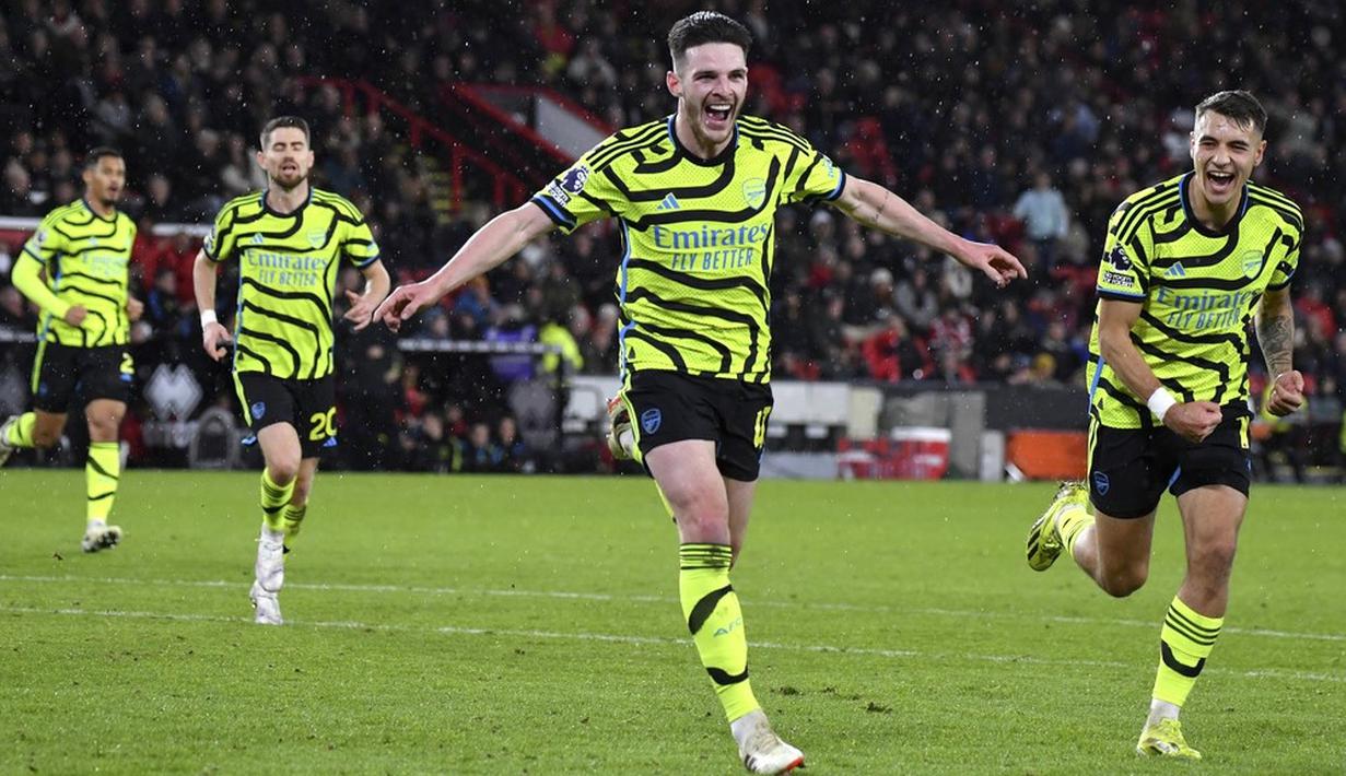 Pemain Arsenal, Declan Rice, melakukan selebrasi setelah mencetak gol ke gawang Sheffield United pada dalam laga pekan 27 Premier League 2023/2024 yang dihelat di Bramall Lane, Selasa (5/3/2024). Berkat hasil ini, Arsenal dengan poin 61 pun mampu kembali menjaga jarak dua poin dari sang pemuncak klasemen, Liverpool. (AP Photo/Rui Vieira)