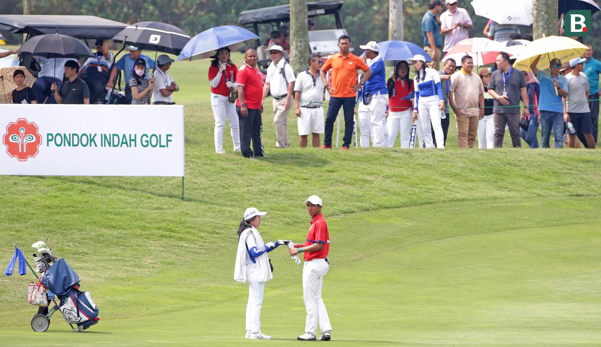 Setiap aksi Naraajie Emerald Ramadhan Putra selalu dinanti oleh para penonton yang memadati Lapangan Golf Pondok Indah Jakarta tempat berlangsungnya turnamen golf profesional BRI Indonesia Open 2019, Minggu (1/9/2019). (Bola.com/Peksi Cahyo)