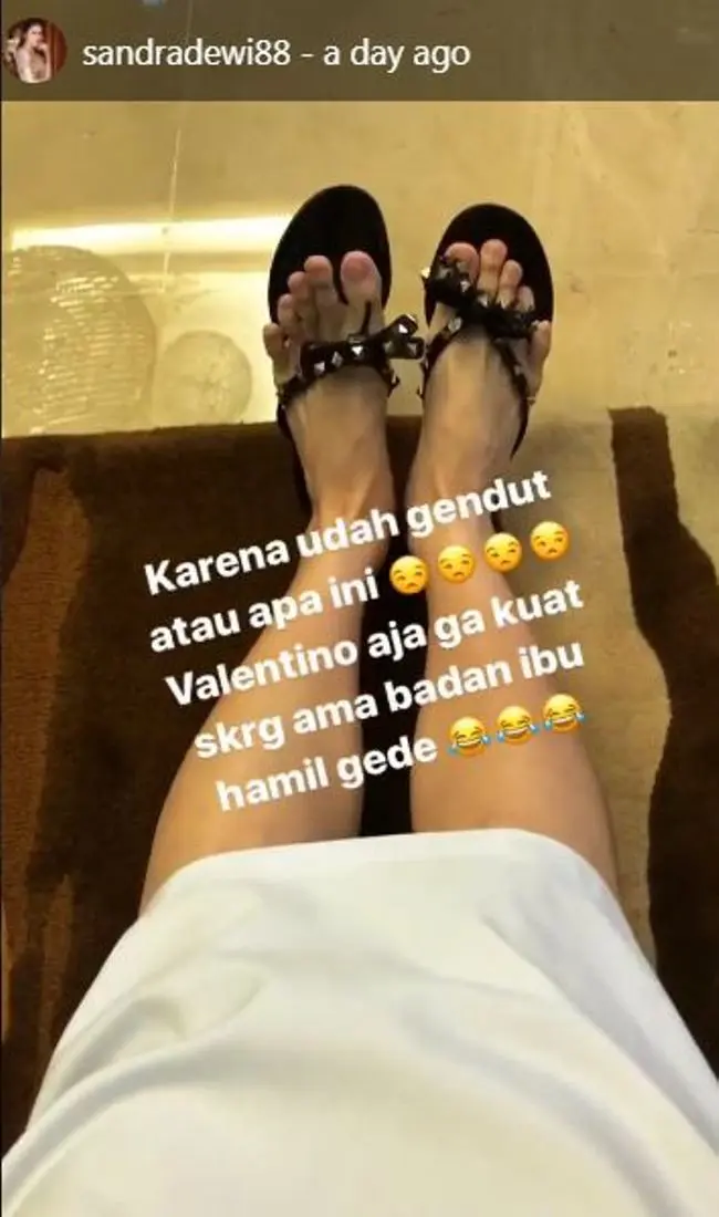 Sendal Sandra Dewi jebol walau bermerek mewah. [foto: instagram/sandradewi88]