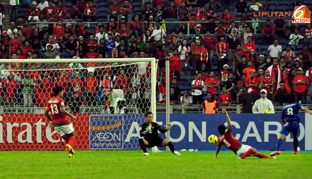 Pemain Laos, Keoviengpheth Lithideth lepas dari kawalan pemain belakang Indonesia dan membuahkan gol dalam laga Piala AFF Suzuki 2012, di Stadion Bukit Jalil, Kuala Lumpur, Malaysia. Kamis, 25/11/2012. Pertandingan Berakhir seri 2-2.
