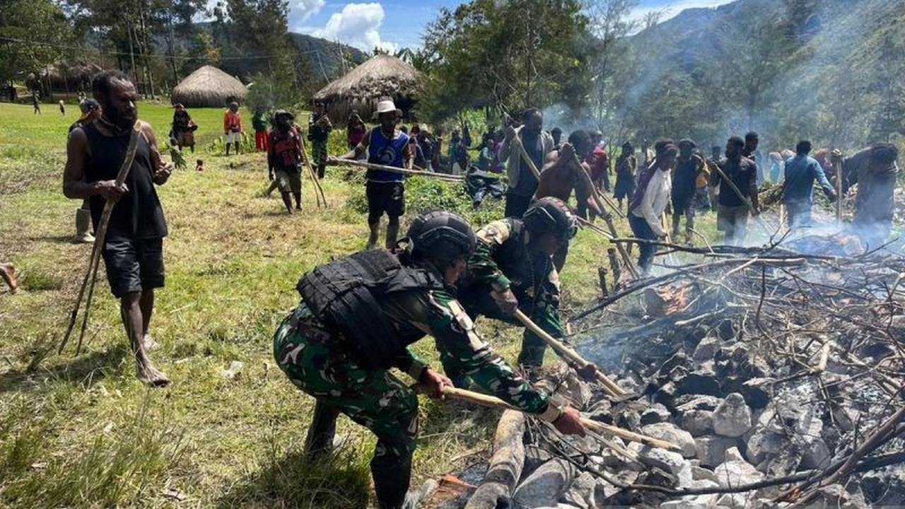 Prajurit TNI Satgas Yonif 511/DY Dukung Tradisi Bakar Batu Sambut Natal di Papua Pegunungan