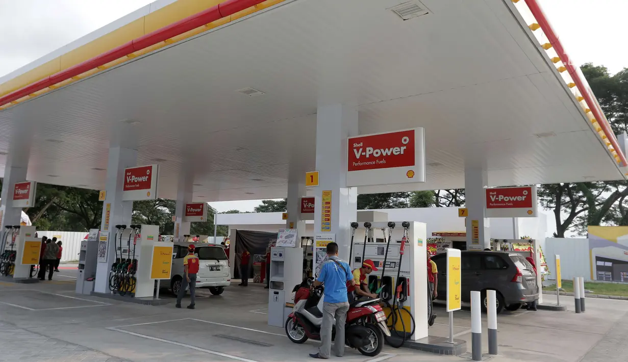 Suasana SPBU Shell yang berada di kawasan bisnis Soewarna, Bandara Soetta, Tangerang, Banten, Kamis (19/4). Shell menambah SPBU di kawasan Bandara Soetta untuk memenuhi kebutuhan bahan bakar berkualitas.(Liputan6.com/Angga Yuniar)