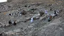 Peziarah muslim berjalan di Jabal al-Noor atau Gunung Cahaya yang menghadap ke Kota Suci Mekkah, Arab Saudi, 5 Juli 2022. Satu juta orang, termasuk 850 ribu dari luar negeri, diizinkan untuk berpartisipasi dalam haji tahun ini setelah dua tahun terakhir jumlahnya dikurangi secara drastis karena pandemi virus corona COVID-19. (Christina ASSI/AFP)