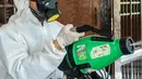 Petugas melakukan Penyemprotan Disinfektan di Masjid Baiturrahman Kompleks Parlemen, Senayan, Jakarta, Kamis (22/10/2020). Sekjen DPR Indra Iskandar menjelaskan penutupan dilakukan untuk sterilisasi dan Penyemprotan disinfektan demi mencegah penyebaran COVID-19. (Liputan6.com/Johan Tallo)