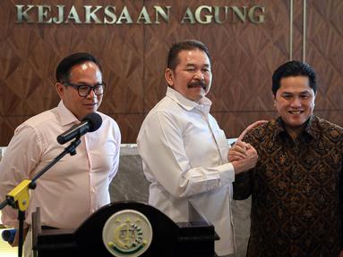Menteri BUMN Erick Thohir (kanan) bersama Jaksa Agung ST Burhanuddin (tengah) salam komando saat menyampaikan keterangan usai pertemuan terkait penyerahan pengelolaan aset perkara Jiwasraya dan Asabri dari Kejaksaan Agung kepada Kementerian BUMN di Gedung Kejaksaan Agung, Jakarta, Senin (6/3/2023). Dalam pertemuan tersebut, Erick Thohir mengungkapkan ada penemuan kasus baru untuk diproses dan diselidiki oleh Kejaksaan Agung. (Liputan6.com/Faizal Fanani)