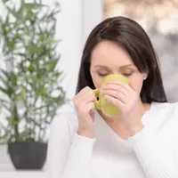 ilustrasi manfaat daun suruhan yang bisa dijadikan obat herbal/BlueSkyImage/shutterstock